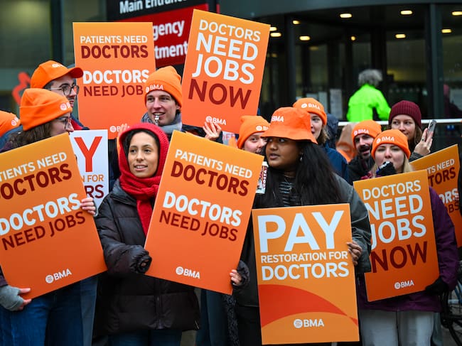 Médicos en huelga se manifiestan esta semana en un hospital de Bristol (Inglaterra)