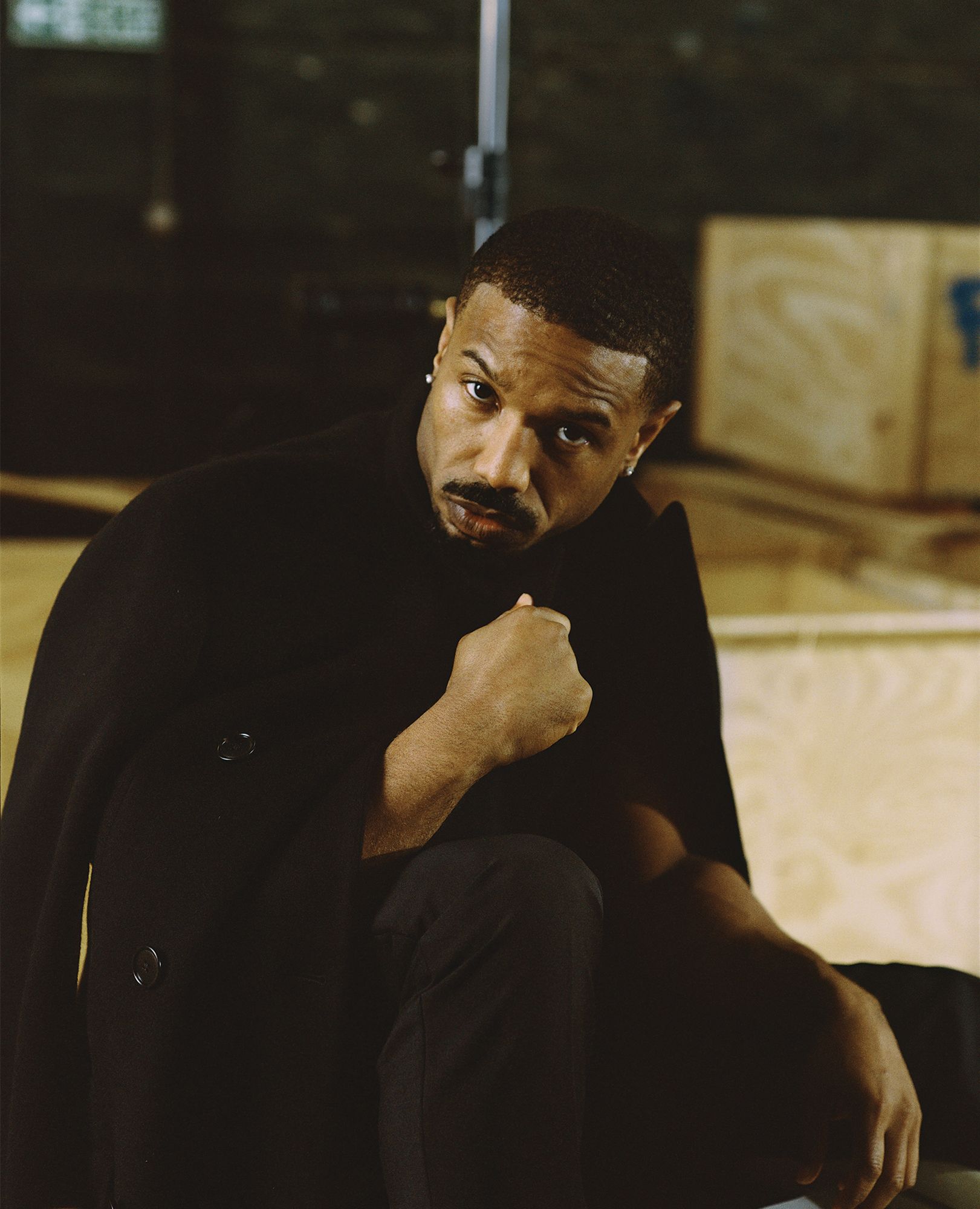 Abrigo y pantalón de Hermès camiseta de James Perse y pendientes de David Yurman.