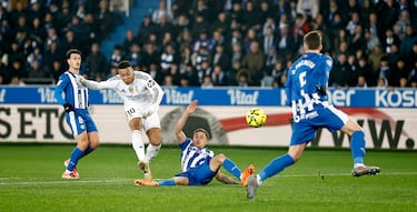 Vini le lanza un cable a Xabi