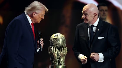 El presidente de la FIFA, Gianni Infantino, entrega el premio FIFA de La Paz al presidente de Estados Unidos, Donald Trump.