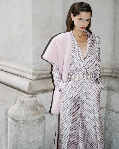 Un conjunto de camisa y pantalón de seda personalizados con un estampado del archivo de E. Marinella y cinturón con camafeos.