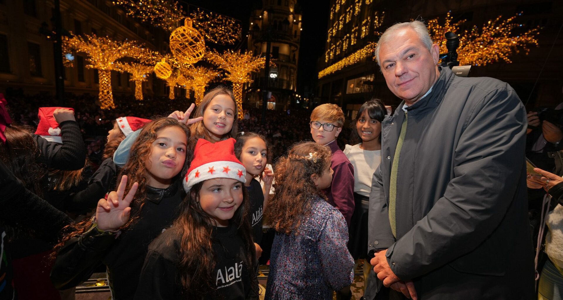 El alcalde de Sevilla da el pistoletazo de salida a la Navidad con el encendido del alumbrado junto a los niños de la Fundación Alalá y Pastora Soler
