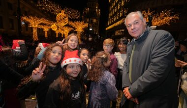 El alcalde de Sevilla da el pistoletazo de salida a la Navidad con el encendido del alumbrado junto a los niños de la Fundación Alalá y Pastora Soler