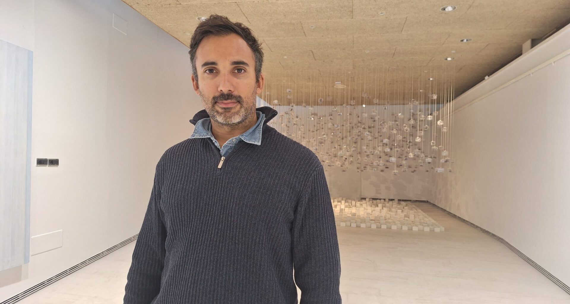 Lluís Oliva, en la sala de exposiciones de la sede del Coaib en Dalt Vila. / D.V.