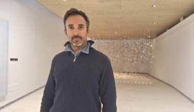 Lluís Oliva, en la sala de exposiciones de la sede del Coaib en Dalt Vila. / D.V.