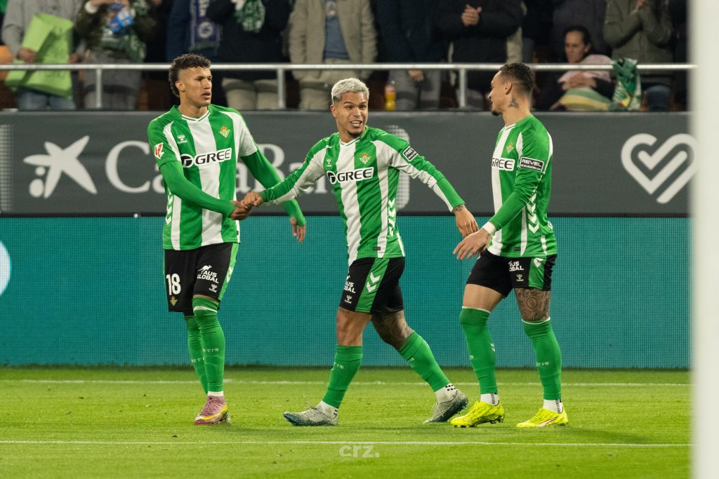 Deossa, el Cucho y Antony celebran el gol del delantero colombiano (Paula de la Cruz / @paulacrz__)
