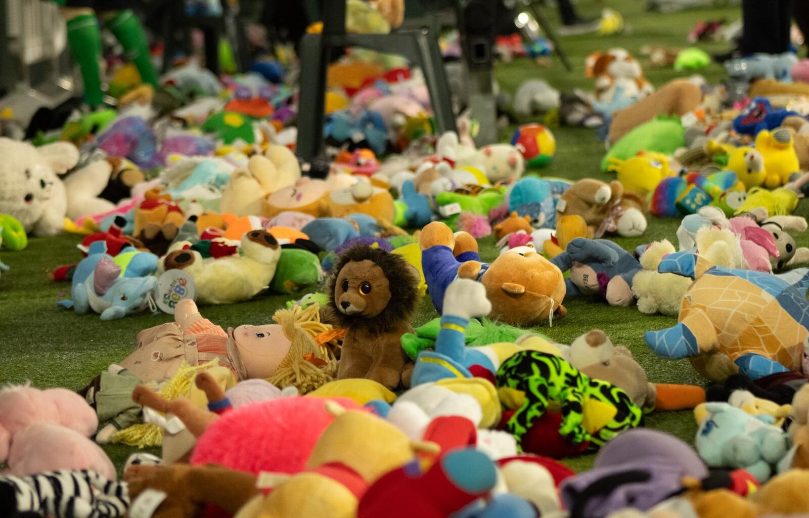 Peluches lanzados por la afición bética (Paula de la Cruz)