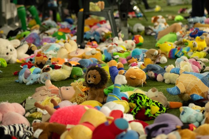 Peluches lanzados por la afición bética (Paula de la Cruz)