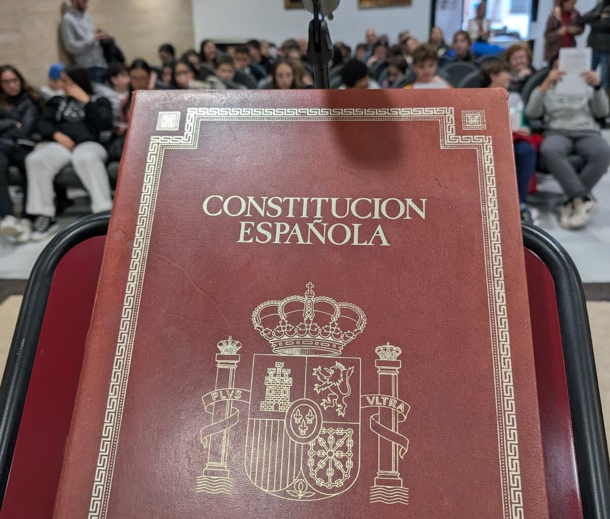 Utiel celebra el Día de la Constitución Española con la lectura de artículos con la comunidad educativa