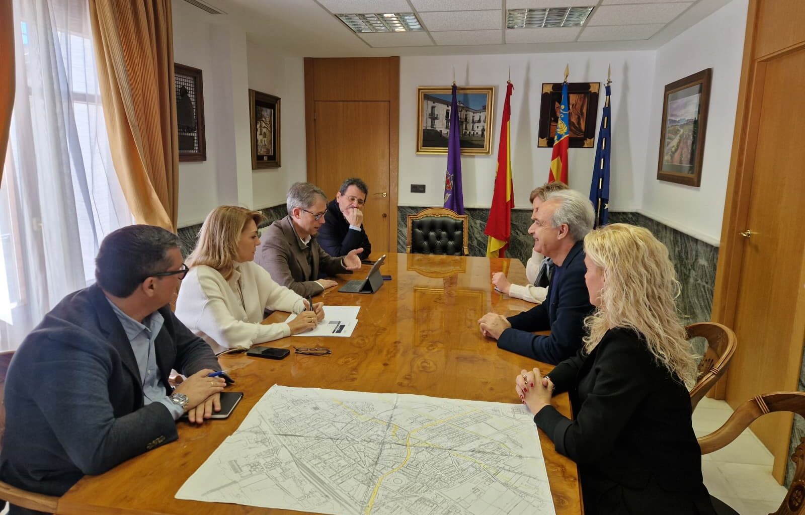 Ricardo Gabaldón, alcalde de Utiel, y Susana Camarero, Vicepresidenta primera y consellera de Vivienda, Empleo, Juventud e Igualdad anuncian la construcción de más de 30 viviendas industrializadas en Utiel