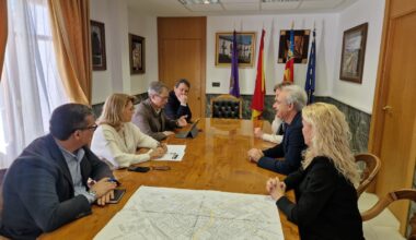 Ricardo Gabaldón, alcalde de Utiel, y Susana Camarero, Vicepresidenta primera y consellera de Vivienda, Empleo, Juventud e Igualdad anuncian la construcción de más de 30 viviendas industrializadas en Utiel