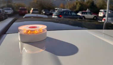 Así deben ser las balizas V16 obligatorias en tu coche desde el 1 de enero: lee bien antes de comprar | Sociedad