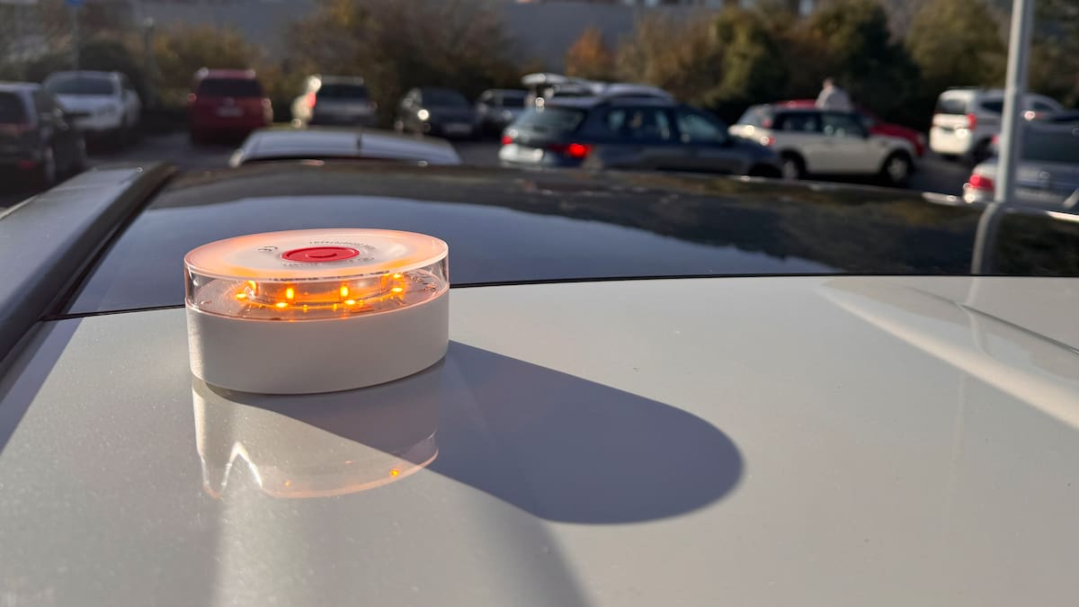 Así deben ser las balizas V16 obligatorias en tu coche desde el 1 de enero: lee bien antes de comprar | Sociedad