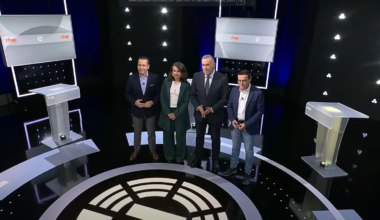 Los candidatos a las elecciones extremeñas, a excepción de la popular María Guardiola, que se ha ausentado, posan junto a Xabier Fortes antes del debate electoral.