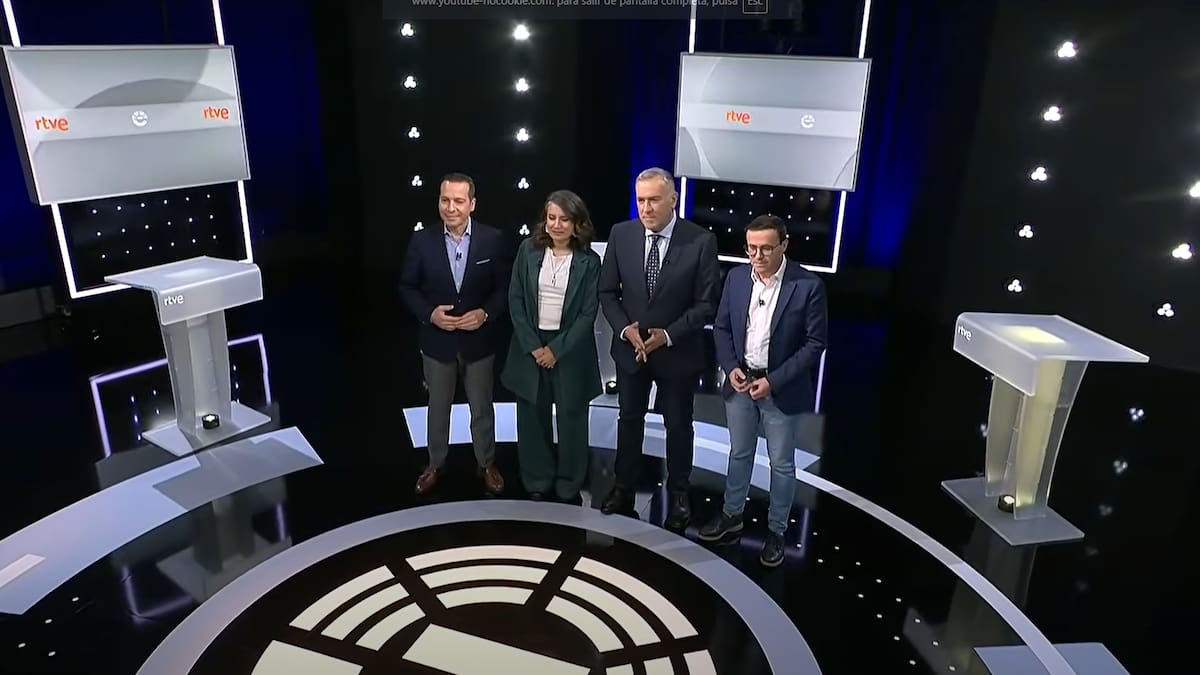 Los candidatos a las elecciones extremeñas, a excepción de la popular María Guardiola, que se ha ausentado, posan junto a Xabier Fortes antes del debate electoral.
