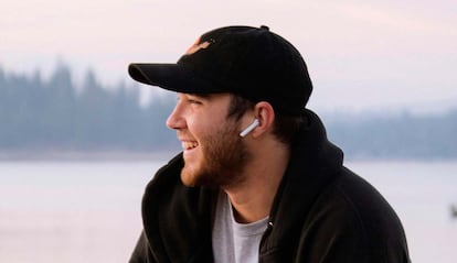 Chico utilizando unos auriculares Apple AirPods