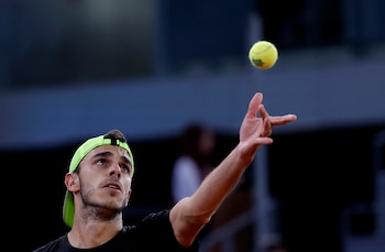 Francisco Cerúndolo saca en el