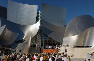 El 20 de octubre de 2003 se inauguró este pabellón de conciertos que contrató la empresa Disney. El diseño es parecido al Guggenheim en Bilbao, pero a pesar de que su inauguración fue posterior, fue diseñado con anterioridad, solamente problemas en la financiación de la construcción provocaron que este solemne edificio se inaugurara después.