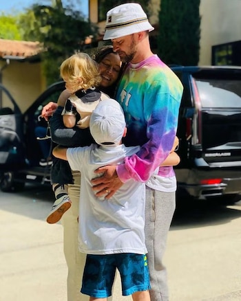 La familia del cantante, junto