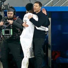 El vestuario abraza a Xabi