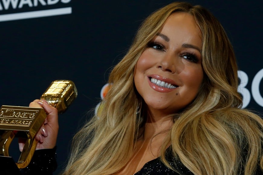 2019 Billboard Music Awards– Photo Room – Las Vegas, Nevada, U.S., May 1, 2019 – Mariah Carey poses backstage with her Icon Award. REUTERS/Steve Marcus