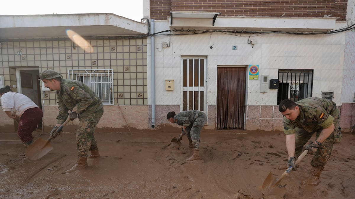 Defensa pide una disculpa a Feijóo y Mazón por "faltar a la verdad" sobre el despliegue de la UME en la DANA | Política