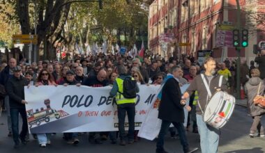 La cabecera de la manifestación comarcal por un tren moderno a Ferrol, aproximándose a la plaza de España (foto: Cadena SER)