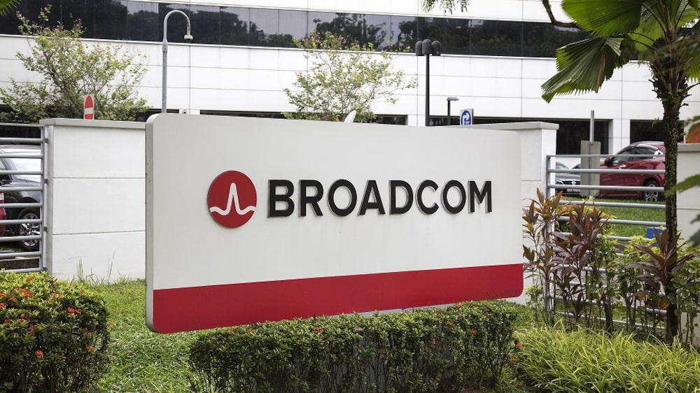 El logotipo de Broadcom Ltd. se exhibe afuera de la sede de la compañía en Singapur.