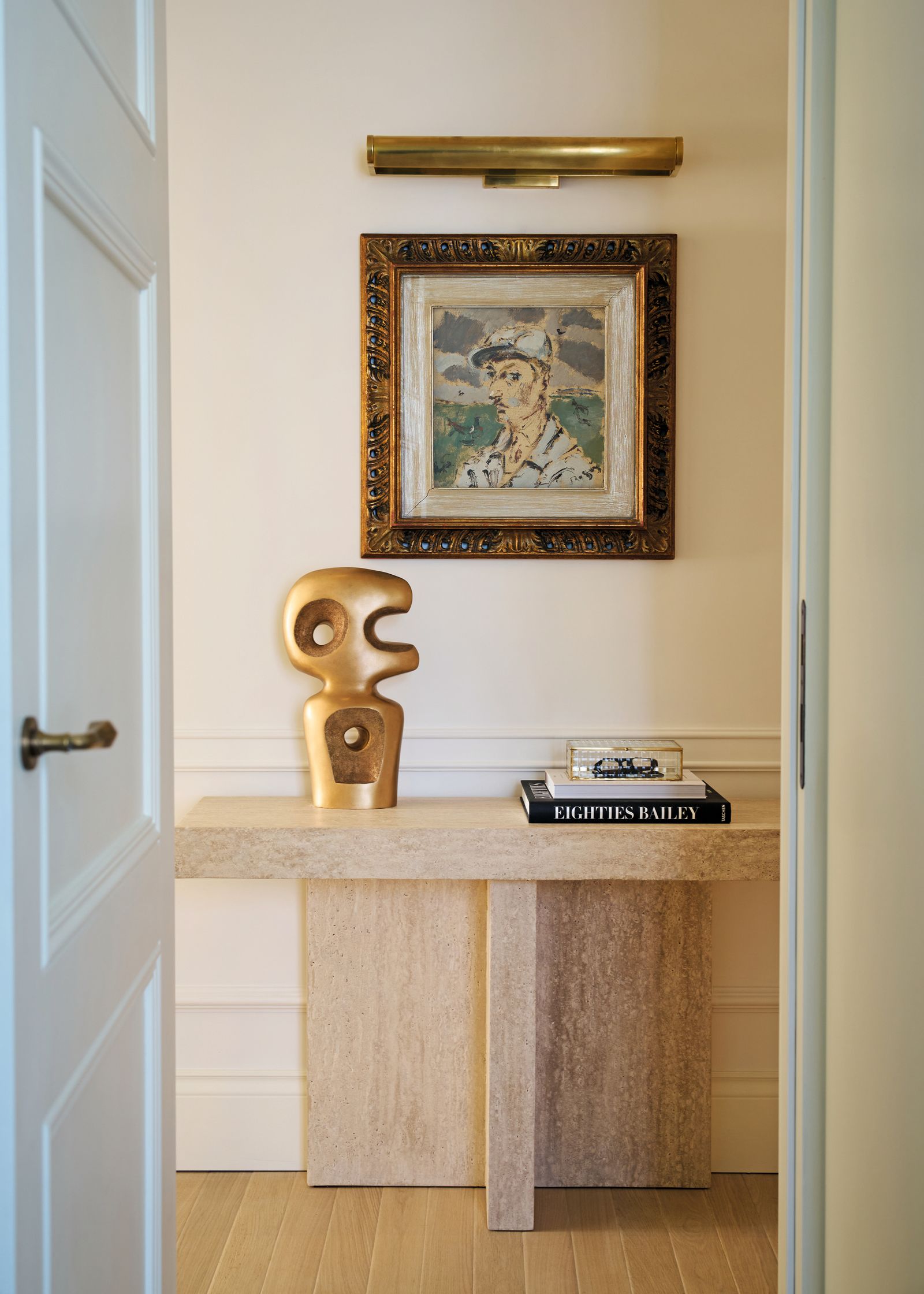 Mueble de mrmol en un recibidor