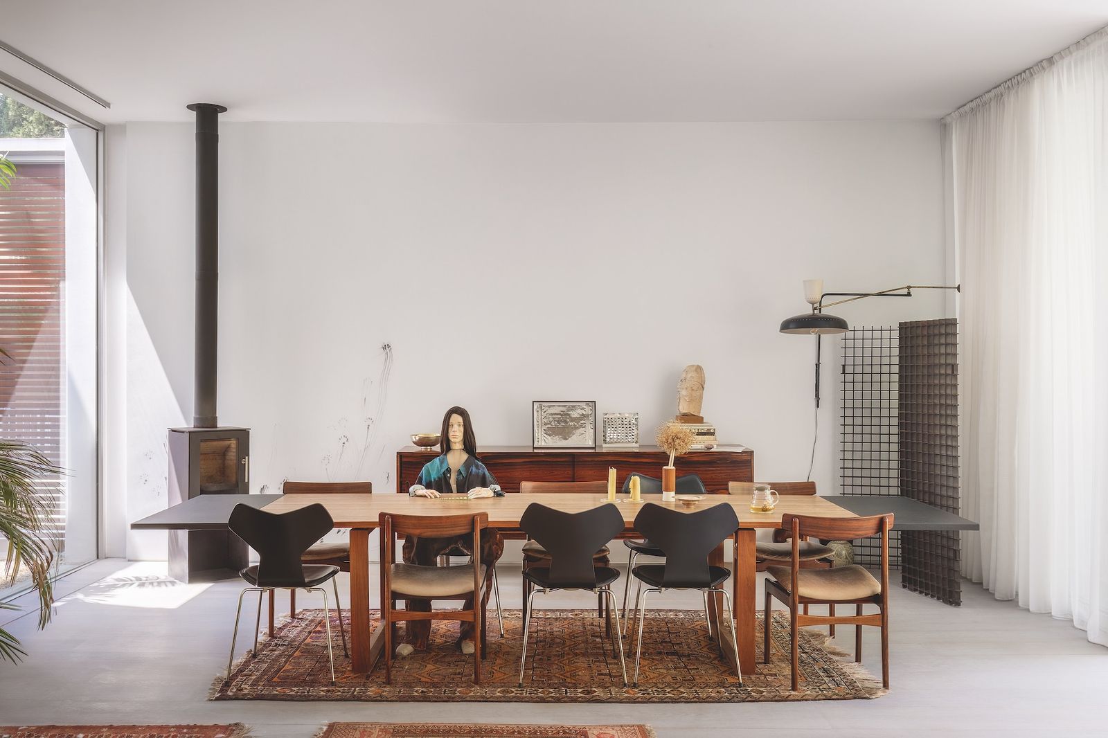 Casa blanca comedor con mesa y sillas de madera