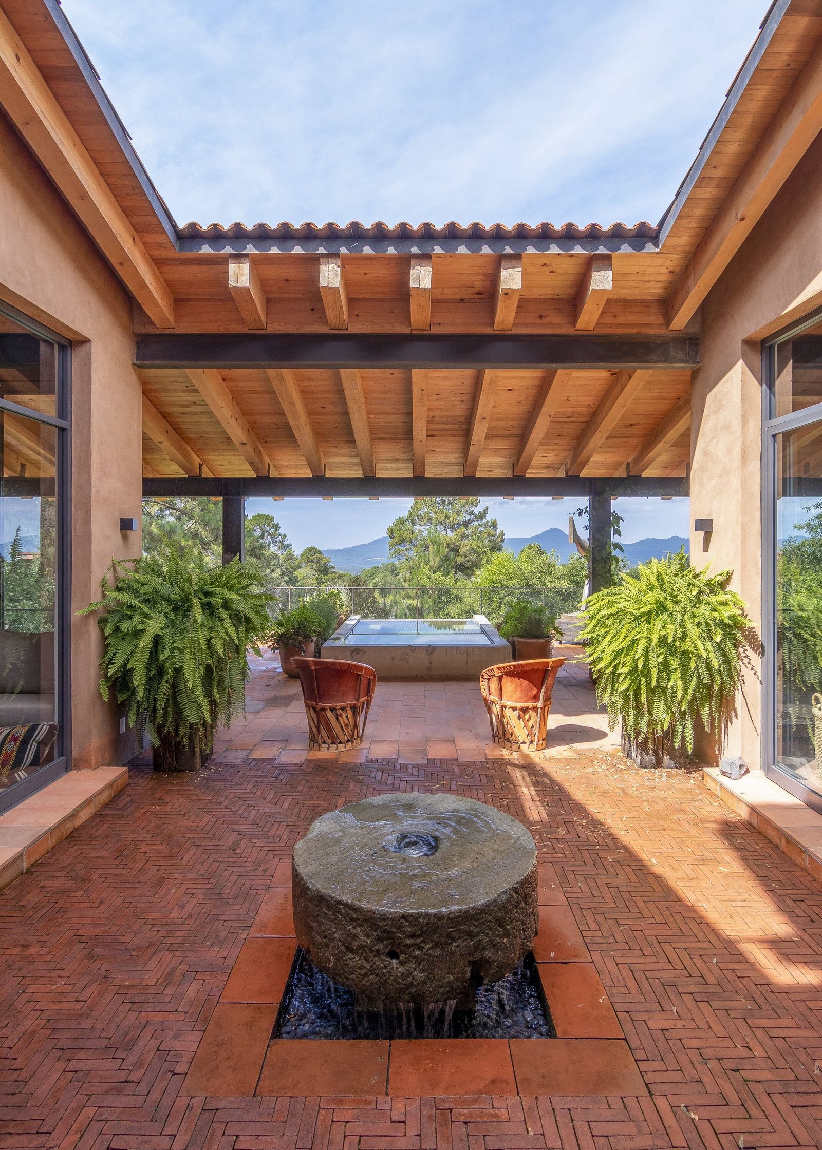Fuente de piedra en medio del patio central.