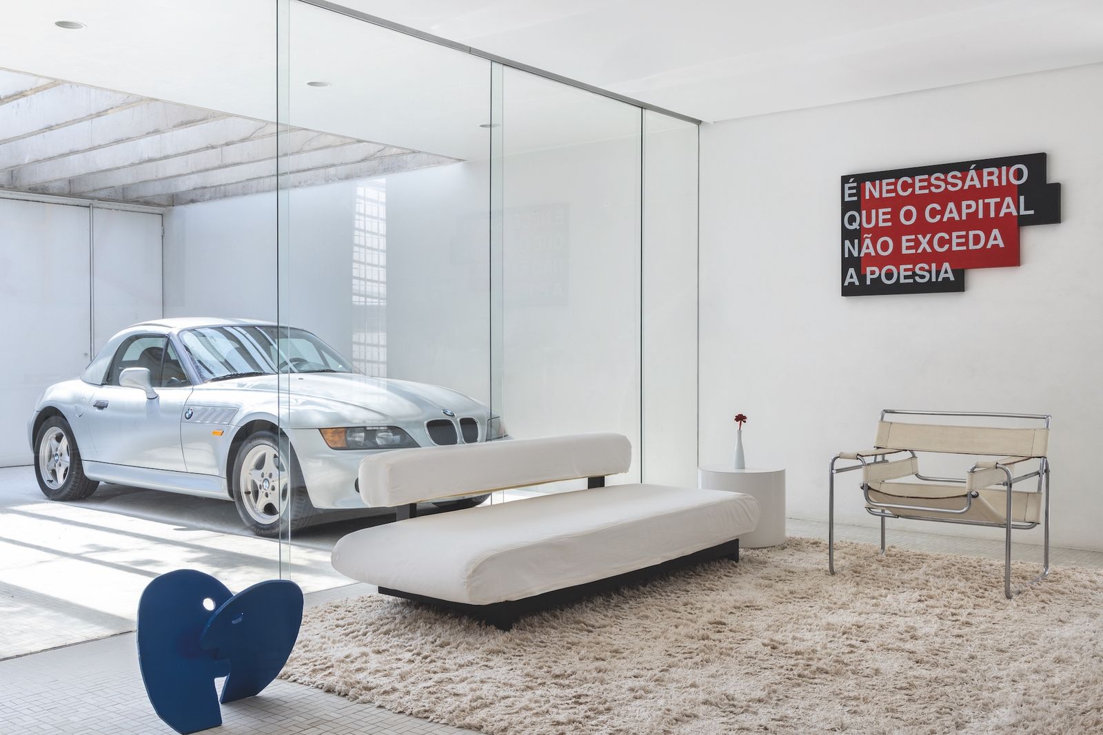 Estancia abierta a patio con coche blanco