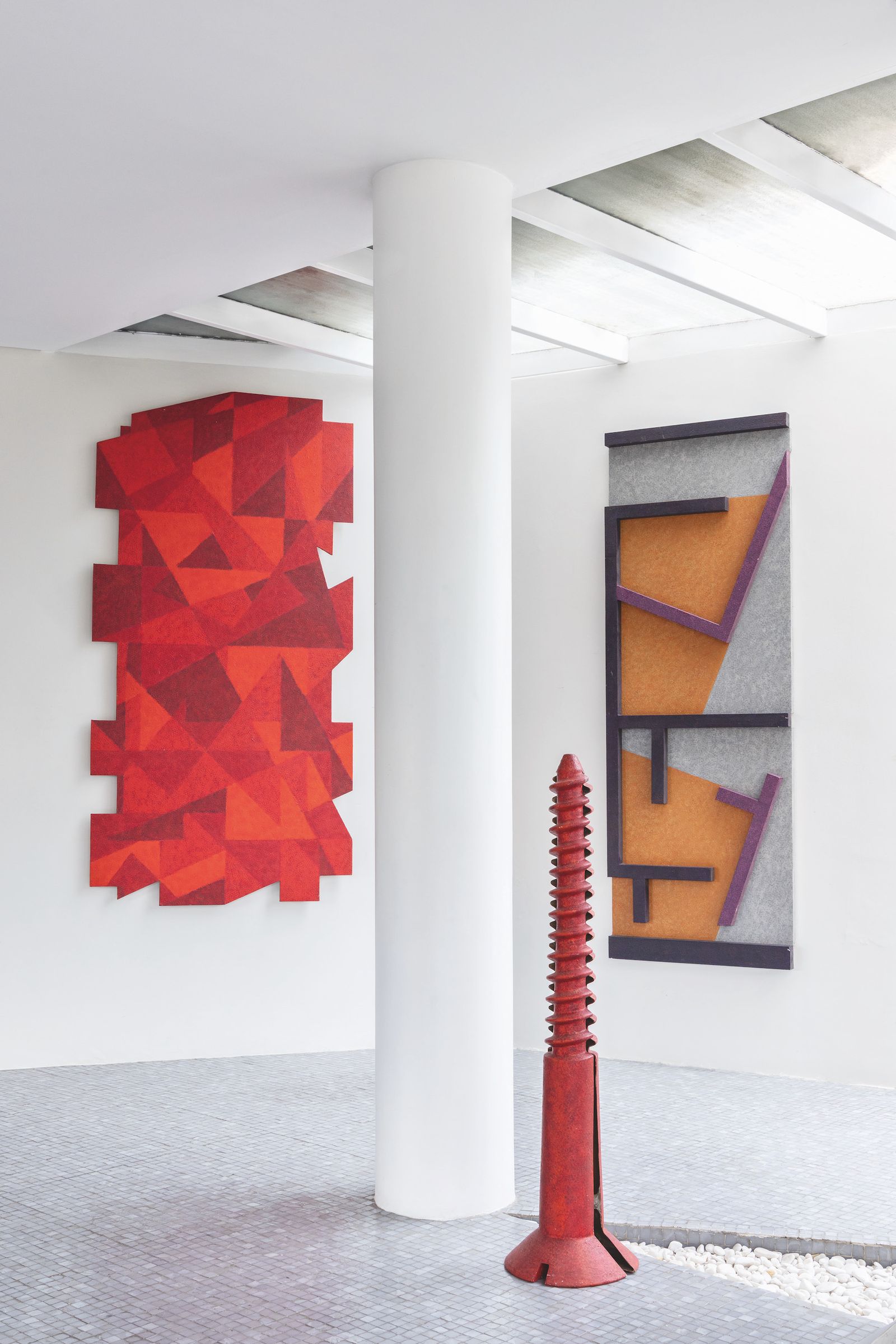 Estancia blanca con obras de arte coloridas