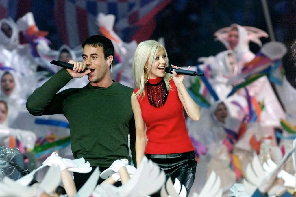 Christina Aguilera y Enrique Iglesias actuando en la Super Bowl en Atlanta en el año 2000 
