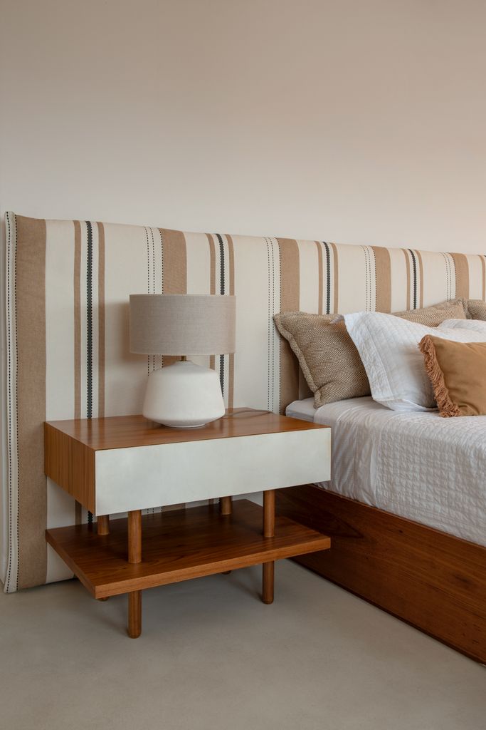 Dormitorio principal con cabecero tapizado a rayas
