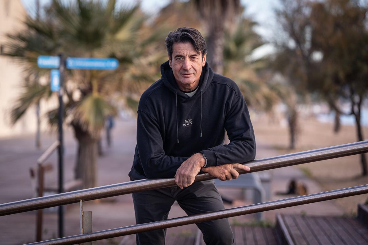 Badalona 05/12/2025 Deportes. Fotos a Jordi Villacampa, exjugador de baloncesto, para la serie Segunda Vida. Pont del Petroli. AUTOR: MANU MITRU