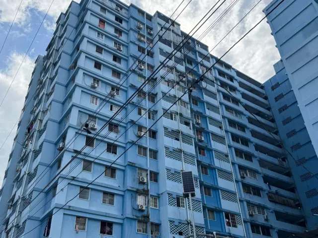 El edificio 24 de diciembre, conocido como “el 15 pisos”, en Panamá. Es azul.