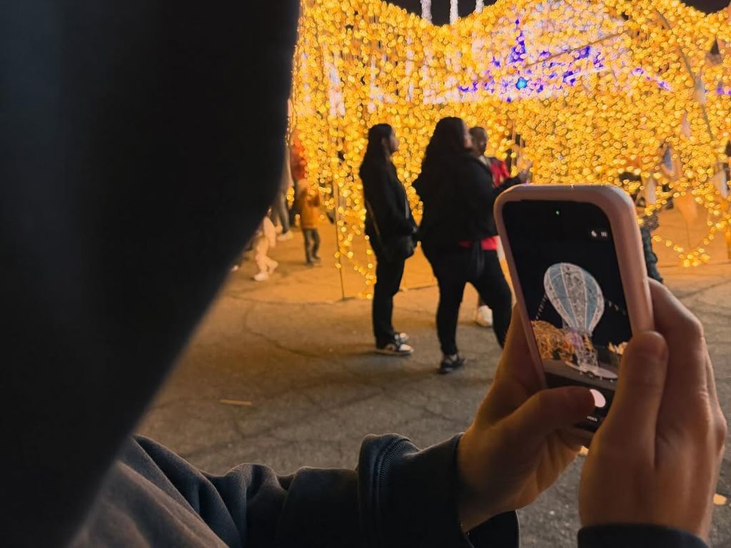 La cantante, haciendo fotos con su móvil