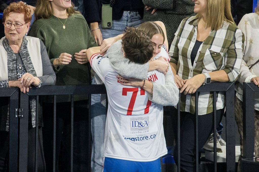 Plano medio de Johanna Zott dando un abrazo a Pablo Urdangarín durante un partido