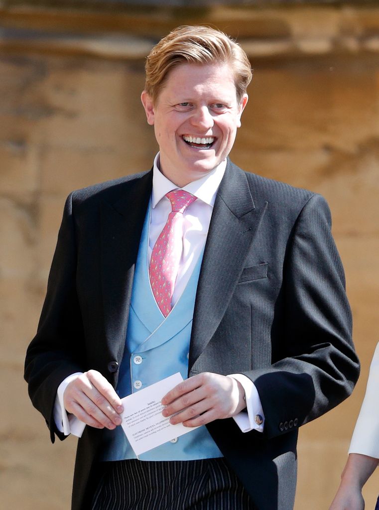 Jame Holt llegando a la boda de Harry y Meghan en el Castillo de Windsor el 19 de mayo de 2018, entonces Holt trabajaba con Harry en proyectos vinculados con la salud mental, pero en cuestión de meses, cuando los Sussex separaron sus oficinas de las de Guillermo y Kate, él se convirtió en su jefe de comunicaciones