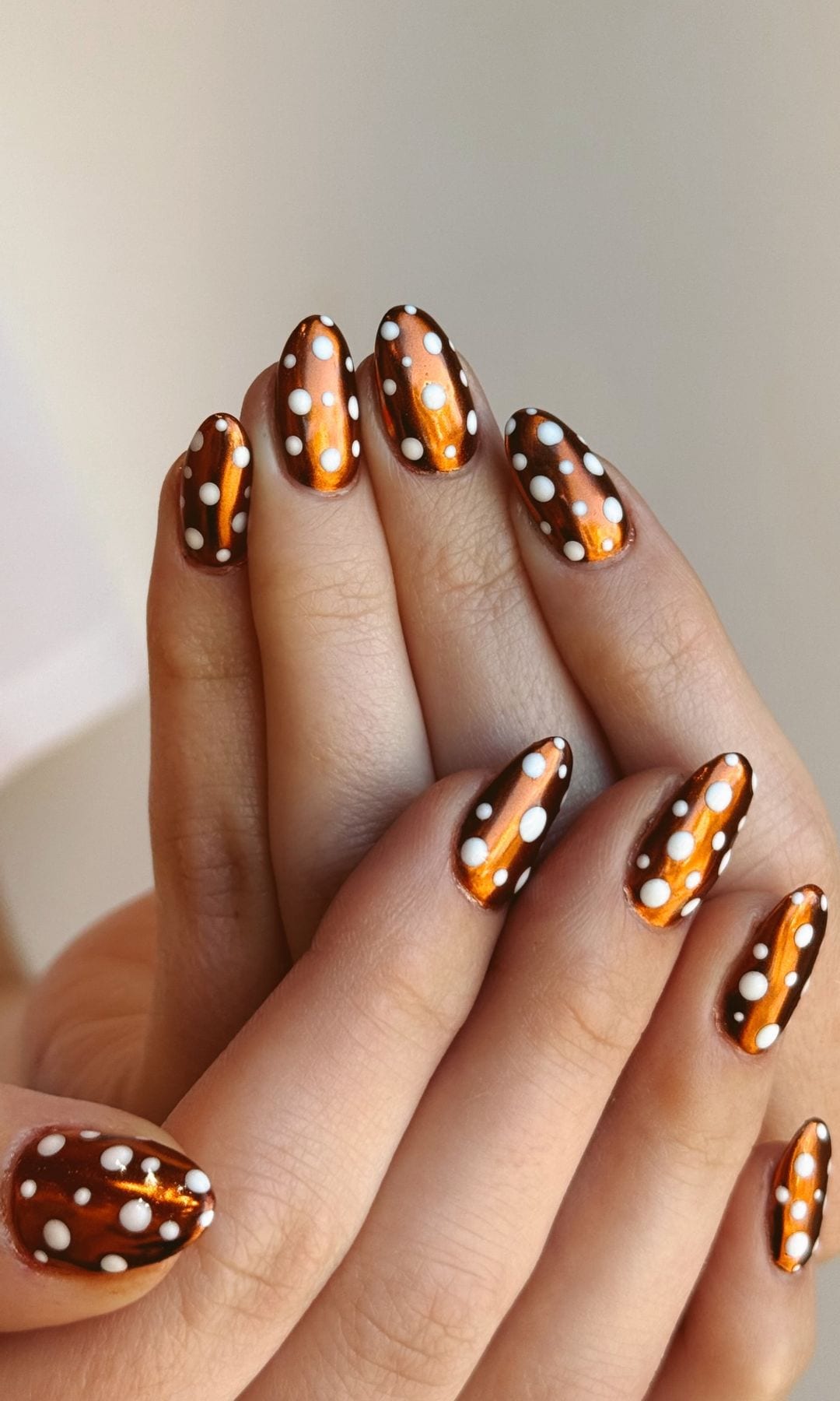 Manicura metalizada con lunares