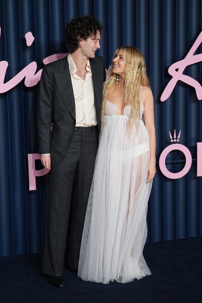 Oli Green y Sienna Miller en los Fashion Awards 2025