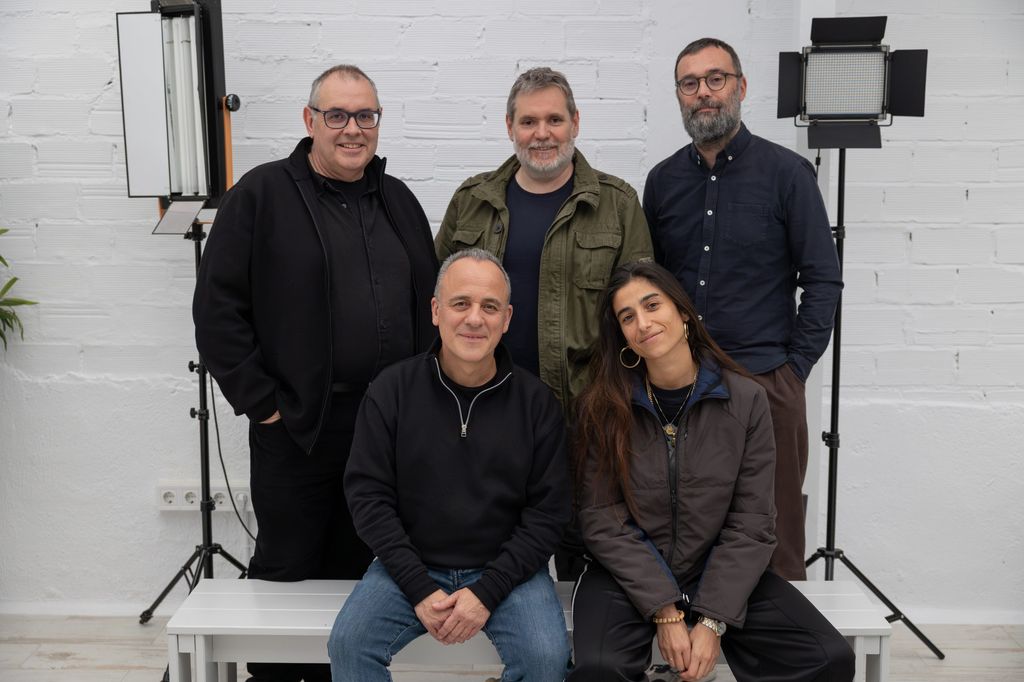 Pepe Coira, Jorge Coira, Fran Araújo, director y creadores de 'Ardora', junto a los protagonistas Javier Gutiérrez y Carolina Yuste
