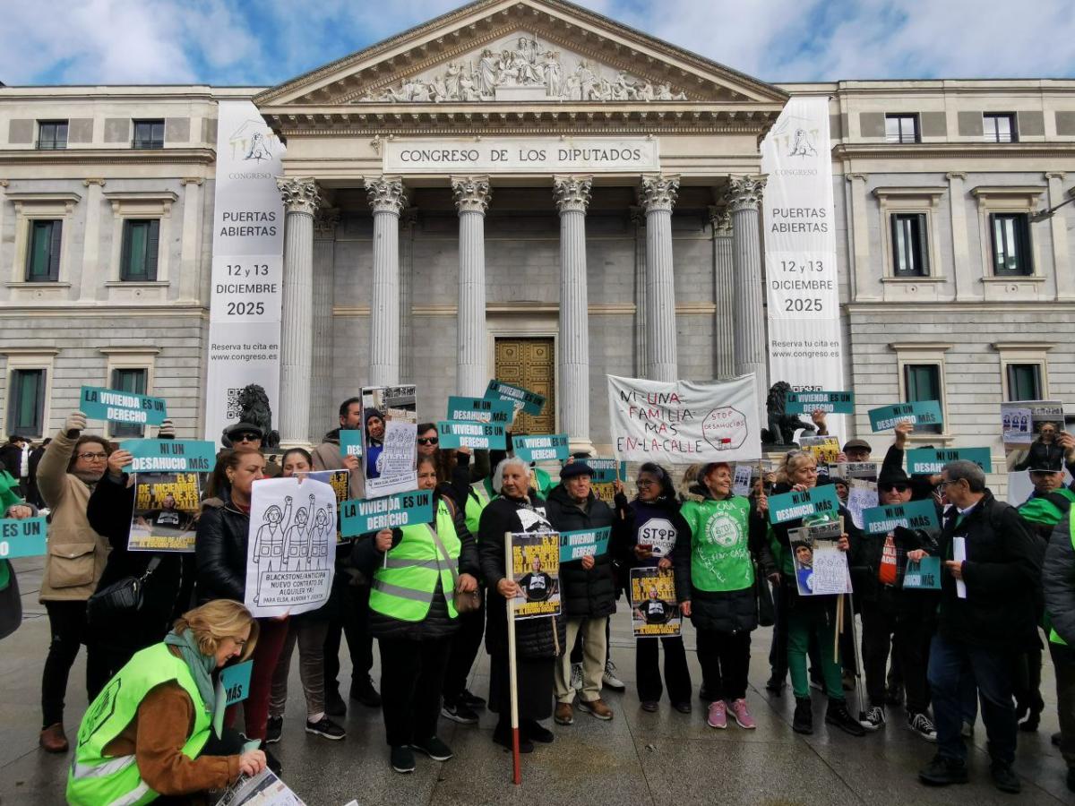 Concentración frente al Congreso de los Diputados para la renovación de la moratoria antidesahucios