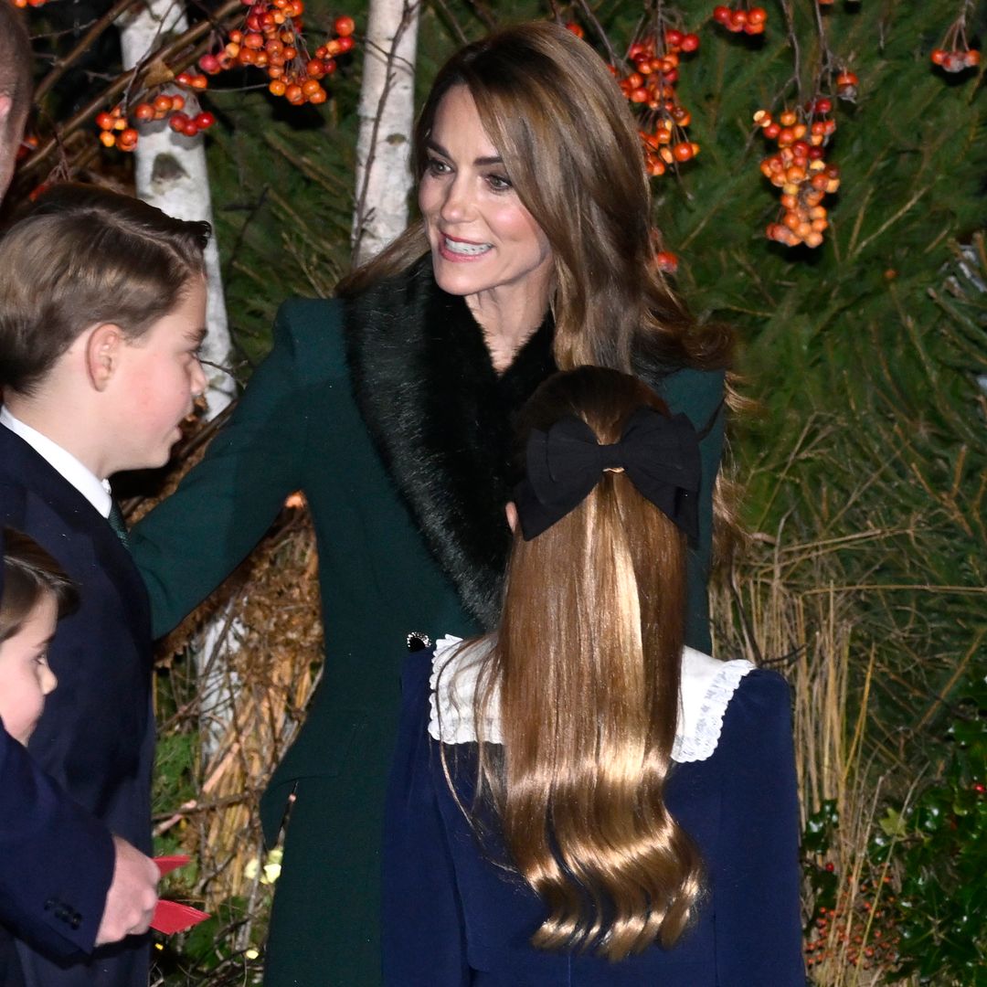 Los príncipes de Gales con sus hijos en la 5ª edición del concierto de villancicos en la Abadía de Websminster
