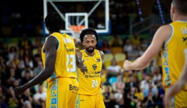 Braian Angola se saluda con Kur Kuath durante un partido en el Arena.