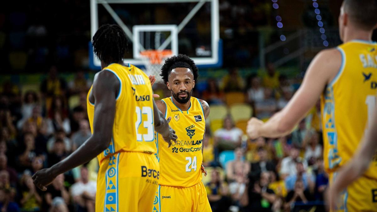 Braian Angola se saluda con Kur Kuath durante un partido en el Arena.