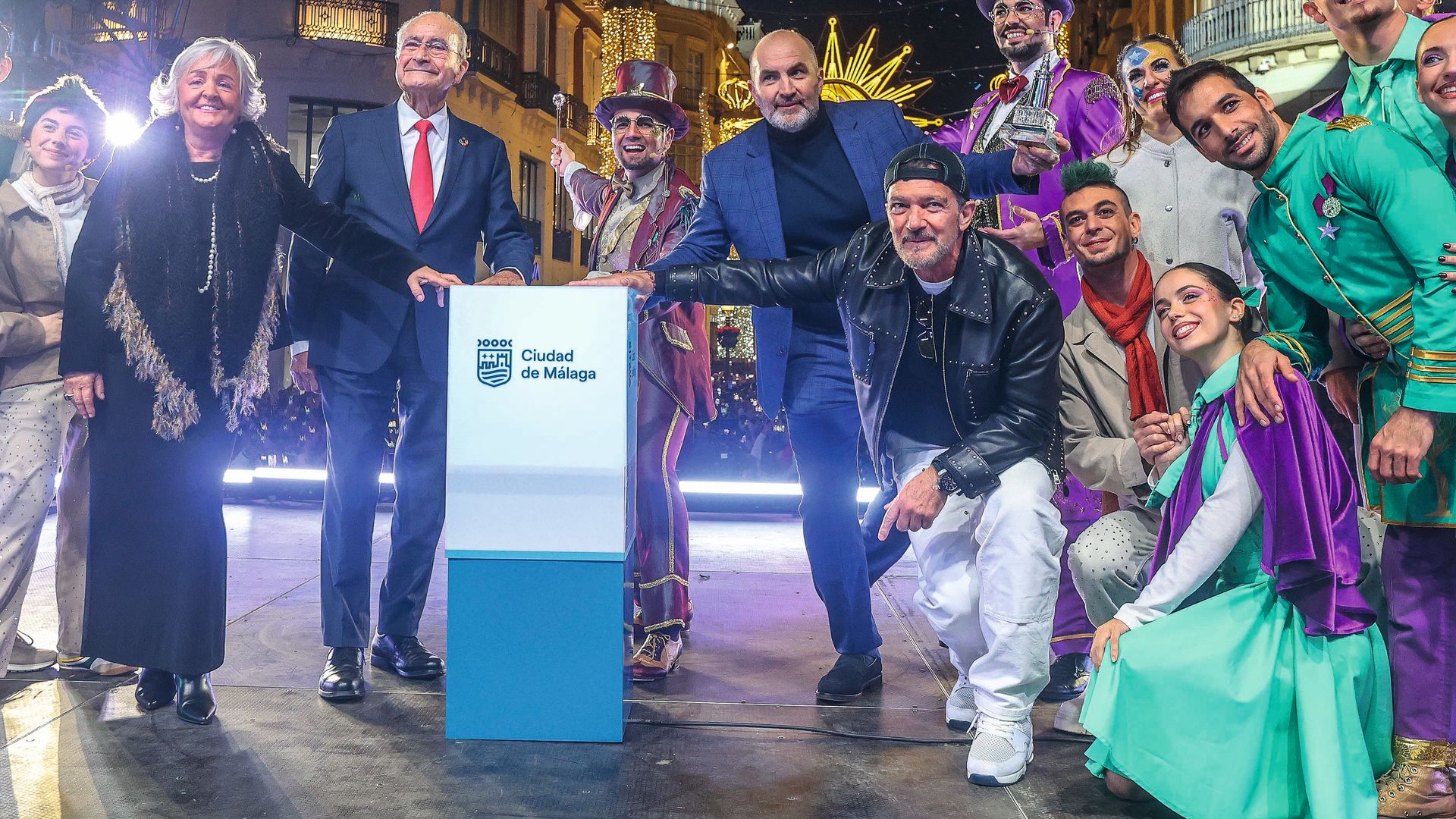 Antonio Banderas, Domingo Merlín y el alcalde de Málaga junto a varios artistas en el alumbrado navideño