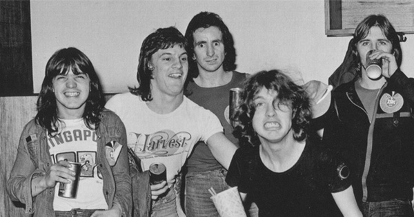 AC/DC celebra el 50 aniversario de "T.N.T.": Nueve curiosidades e historias detrás del disco que quizás no conocías
