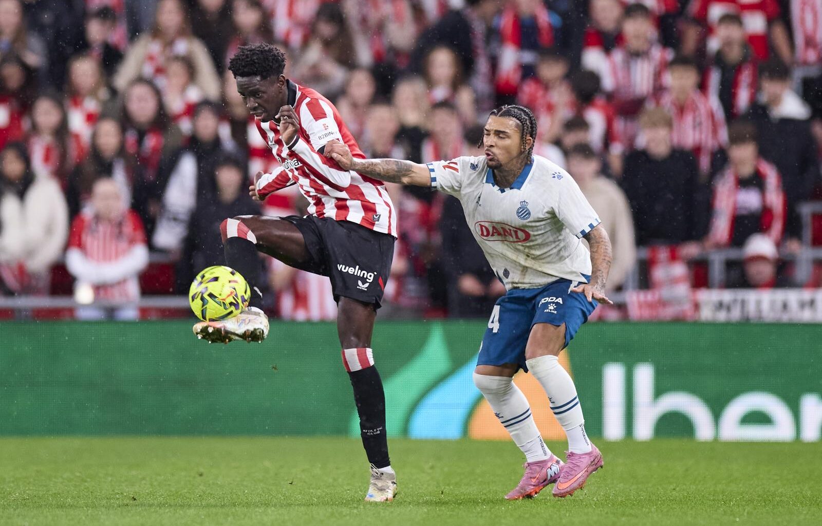 El despiste de Adama que cuesta un tanto en el que se lesiona el goleador perico